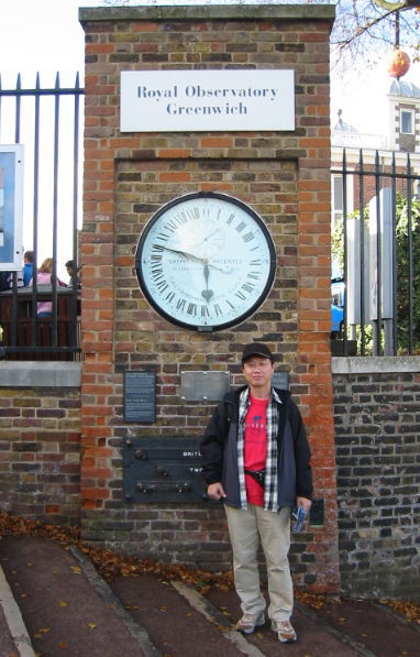 イギリス・グリニッジ天文台の時計の前で/In front of a special clock at Greenwich Ovservatory