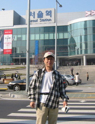 ソウル新駅庁舎前で/In front of the new building of Seoul Station